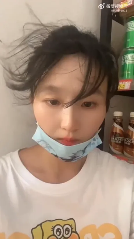 杂货店细肩带板娘「封衣了」 哭诉：一群人上门打我