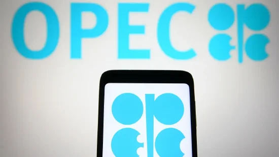 美国原油周一上涨约3%，因钻井数下降且OPEC+维持稳步增产